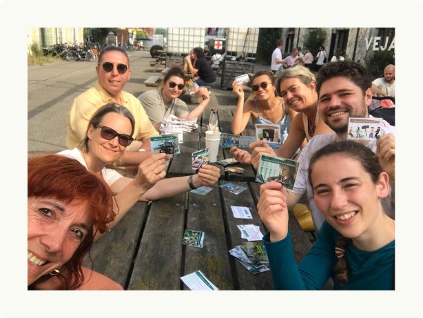 Participants rassemblés autour d'une table avec les cartes du jeu Eiko, atelier à Bordeaux